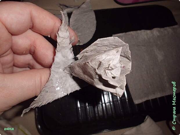 Мастер-класс Бумагопластика Кованая роза из туалетной бумаги Бумага Диски ватные Клей Краска Проволока фото 14