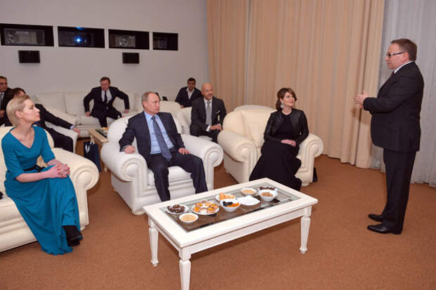 Актриса Валерия Шкирандо, президент РФ Владимир Путин, актриса Мария Кожевникова и продюсер Игорь Угольников во время встречи в резиденции Ново-Огарево Актриса Валерия Шкирандо, президент РФ Владимир Путин, актриса Мария Кожевникова и продюсер Игорь Угольников во время встречи в резиденции Ново-Огарево