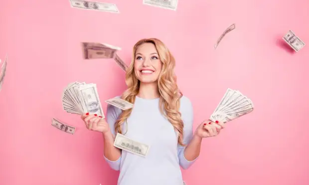 девушка кидает деньги