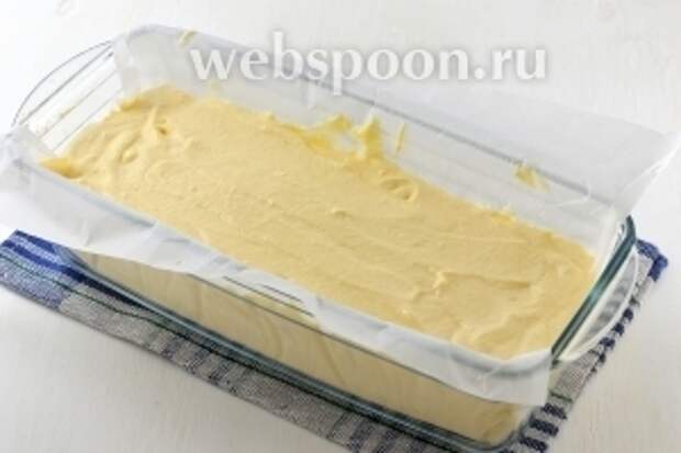 Выложить творожную массу в кексовую форму, выложенную кулинарной бумагой.