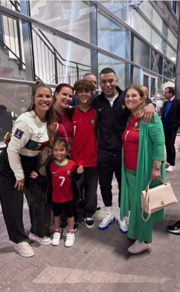 Мбаппе сфотографировался с семьей Роналду после матча с Португалией. Сестра Криштиану Элма назвала Килиана отличным игроком