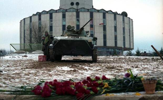 На фото: у телевизионной башни, Вильнюс, Литовская ССР, 1991 год