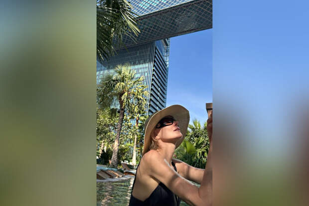 Режиссер Рената Литвинова опубликовала фото в купальнике