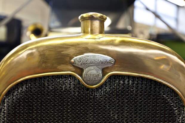 Фотоочет о посещении Бельгийского королевского автоклуба. Часть 2 - Шильдики (20 фото)