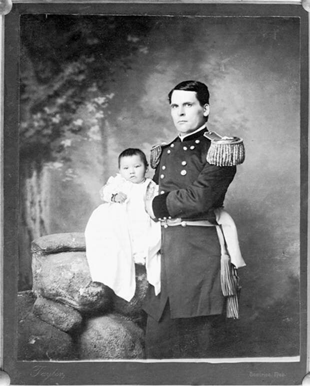 1890. Генерал Л. У. Колби  с девочкой Зинткала Нуни (Потерянная Птичка), найденной на поле боя