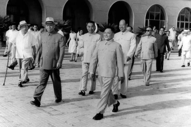 Делегация китайских коммунистов перед вылетом в Москву на XX съезд КПСС, Дэн Сяопин (в центре) и Лю Шаоци (второй слева). Фото: Синьхуа / AP