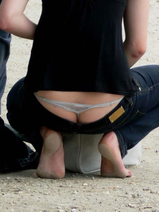 За джинсами с низкой талией трусов не удержать За джинсами с низкой талией трусов не удержать