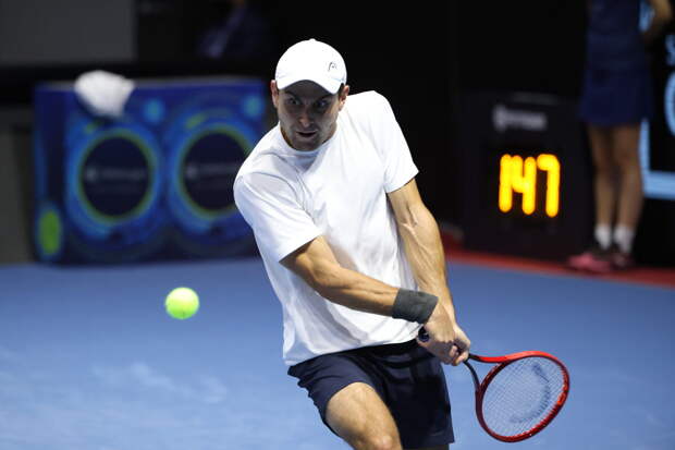 Карацев в паре с Бубликом вышел в четвертьфинал парного турнира в Роттердаме