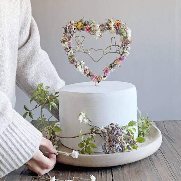 Декор торта сухоцветами для романтической обстановки. © notonthehighstreet  📷 
