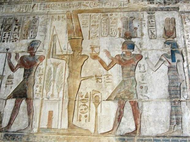 А мы с вами прямо сейчас познакомимся с одноруким древнеегипетским божеством плодородия Мином. Почему однорукий? Смотрите сами. Роспись гробницы древний египет, интересно, история