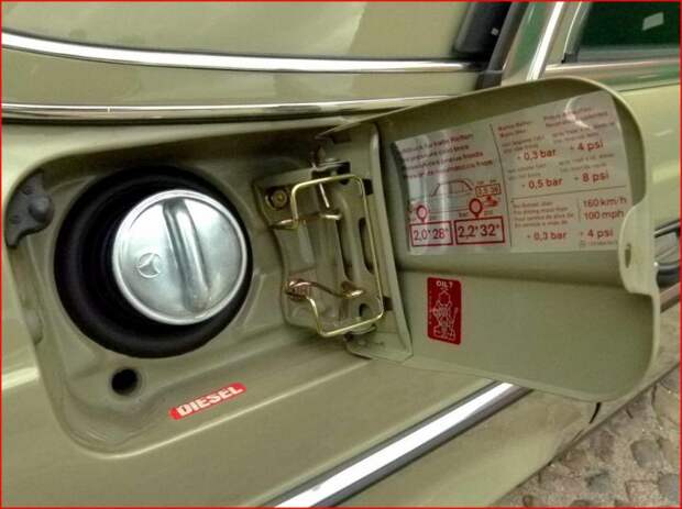 Новенький законсервированный Mercedes-Benz E-class W123 (18)