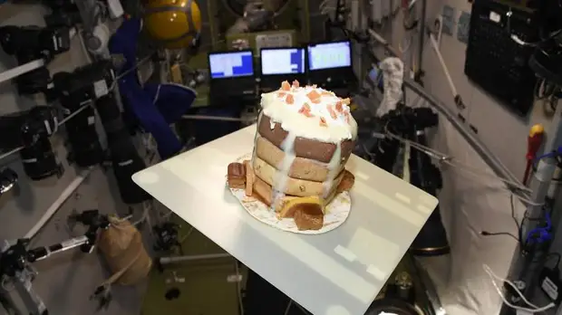 Петербургский космонавт Матвеев вместе с коллегами приготовил кулич на орбите