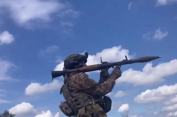 Противник признаёт продвижение ВС РФ западнее Очеретино вдоль железной дороги, ведущей к Покровску