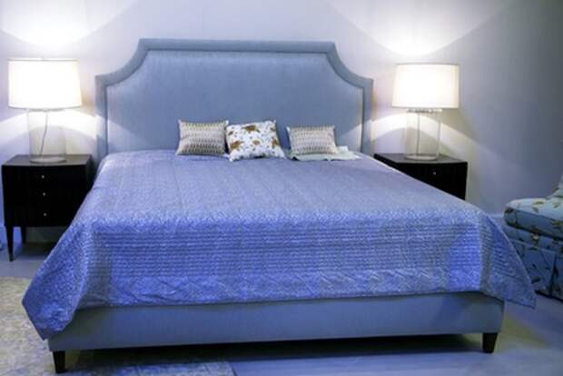 Аксессуары для спальни, декор спальни, синее покрывало на кровати