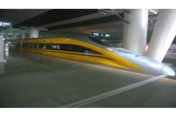 Китайский поезд CRH380A, курсирующий на маршрутах  Шанхай–Нанкин, Ухань–Гуанчжоу и Шанхай–Ханчжоу, рассчитан на максимальную эксплуатационную скорость 380 километров в час