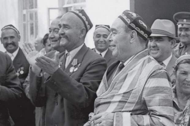 Туркменская ССР. Л. И. Брежнев в национальном халате. 1971 г.