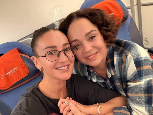 Пляжные образы, томные позы: Ольга Бузова взяла маму и махнула на Мальдивы