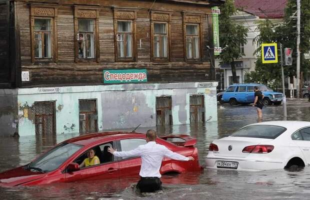 В Нижнем Новгороде молодой человек спас двух женщин из тонущих машин авто, автомобили, героизм, герой, наводнение, помощь, потоп, спасение