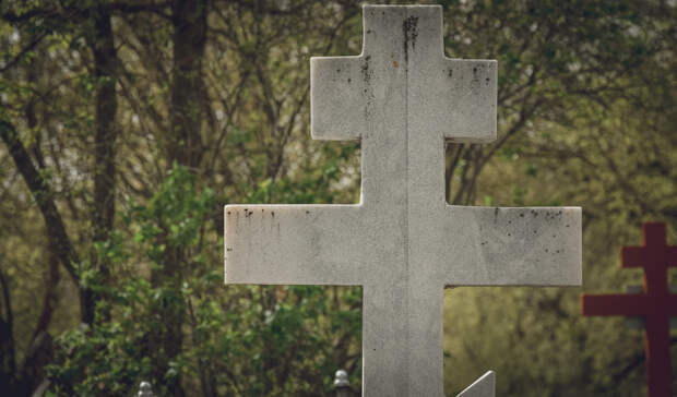 В Тюмени на Текутьевском кладбище неизвестные развесили на крестах нижнее белье