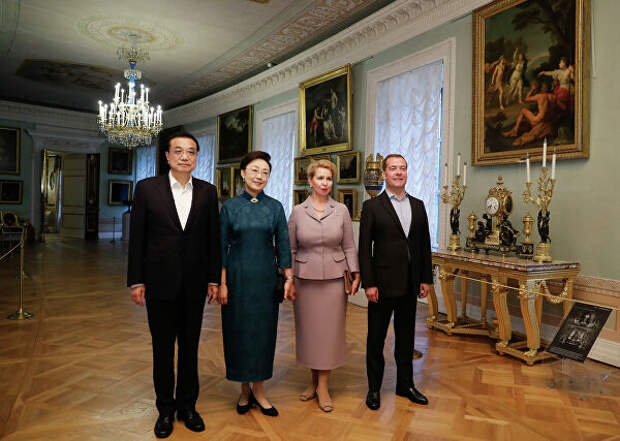 Председатель правительства РФ Дмитрий Медведев и премьер Государственного совета КНР Ли Кэцян во время встречи