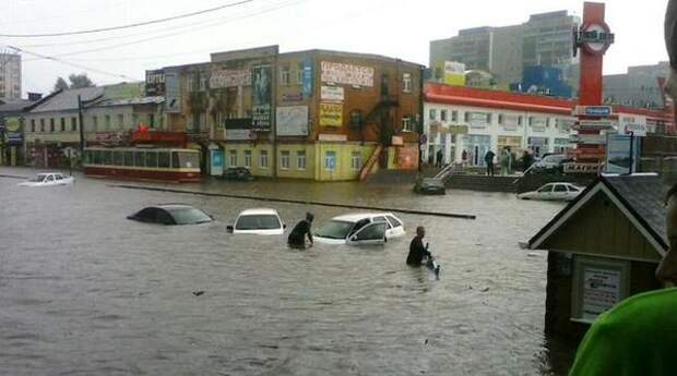 Сильный ливень затопил улицы Москвы и Курска