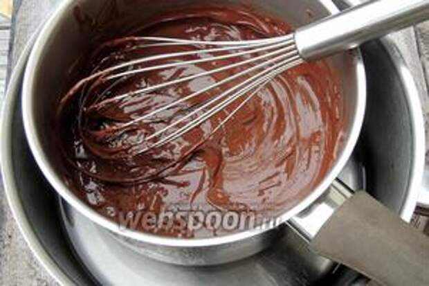 Топим шоколад на водяной бане, чтобы не перегреть шоколад, кастрюлька не должна касаться кипящей воды.
