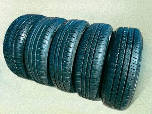Наши подопытные шины (слева направо): Кама-217 (175/65 R14), ContiEcoContact 5 (175/65 R14 и 165/70 R14), Barum Brillantis 2 (165/70 R14) и Yokohama BluEarth (165/70 R14).