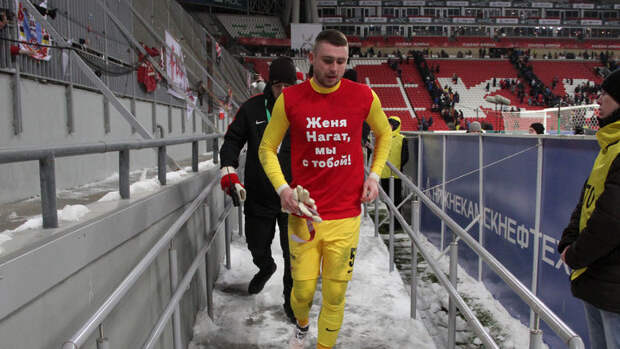 Селихов подарил свитер фанатке и поддержал тяжело больного болельщика
