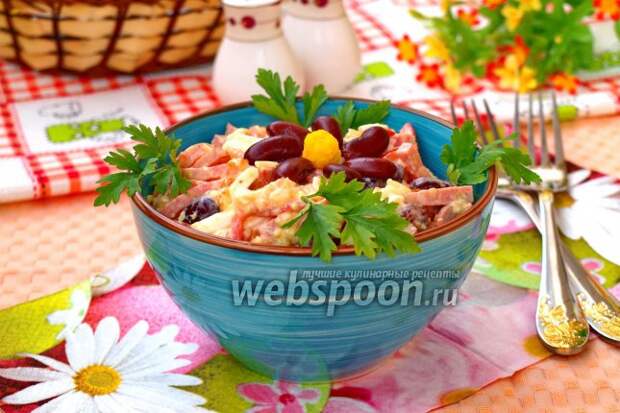Фото Салат с красной фасолью, сыром и помидорами
