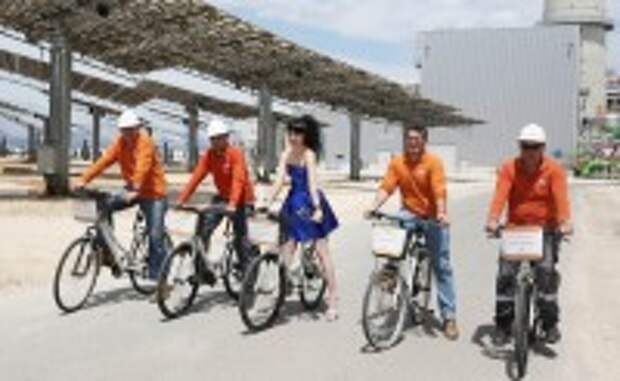 World's First Solar Power Catwalk