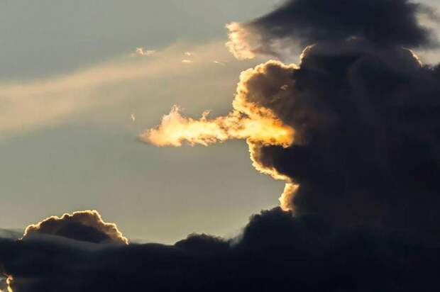Огнедышащий дракон небо, облака, формы