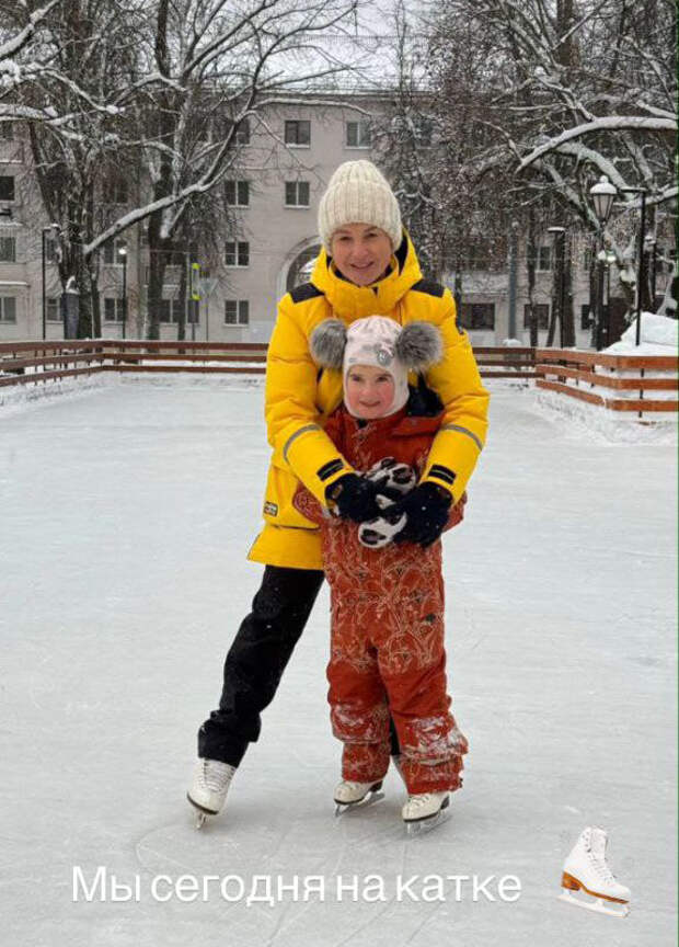 Фигуристка Ирина Слуцкая снялась с дочерью на катке