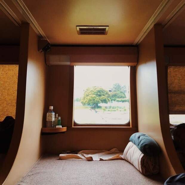 Спальные места выглядят довольно уютно в мире, комфорт, поезд, ретро, япония