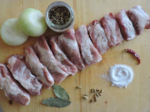 Итак, для приготовления тушеных свиных рёбрышек нам понадобится: еда, рёбрышки. вкусно. мясо. к пиву, своими руками, сделай сам