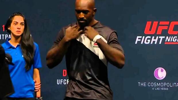 Эмоциональная девушка UFC сгорает от желания
