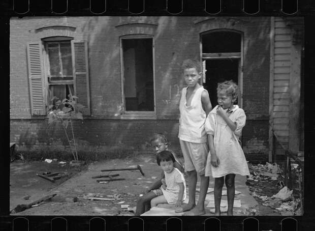 2. Дети играют в одном и внутренних дворов трущоб. Вашингтон, округ Колумбия. Сентябрь 1935 года. америка, великая депрессия, кризис