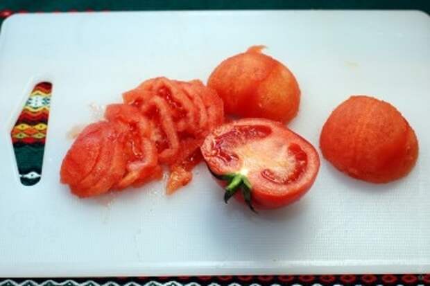 нарезаем помидоры