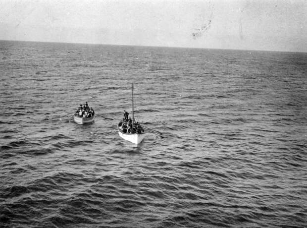 Корабль Карпатия подходящий к первым шлюпкам, спущенным с Титаника. 