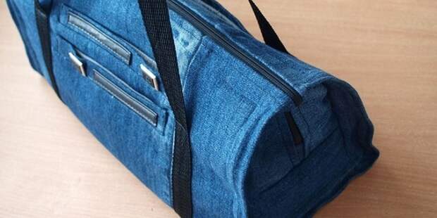 На фото: аксессуары из старых джинсов - сумка.