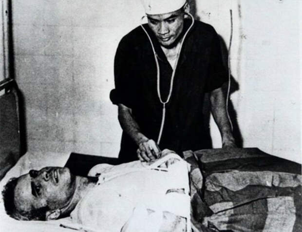 Джон Маккейн во вьетнамской больнице военнопленных осенью 1967 года.