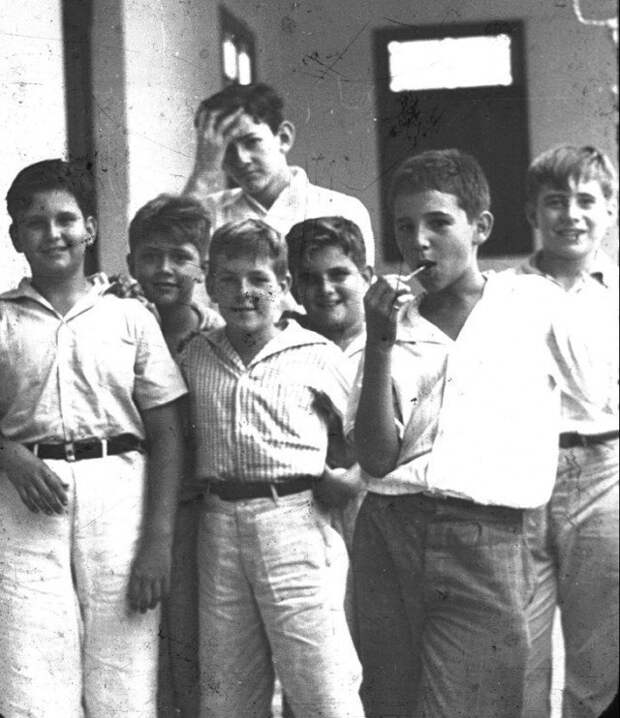 Молодой Фидель Кастро (с конфетой на палочке) позирует со своими друзьями. Сантьяго, Куба, 1940 год история, ретро, фотографии