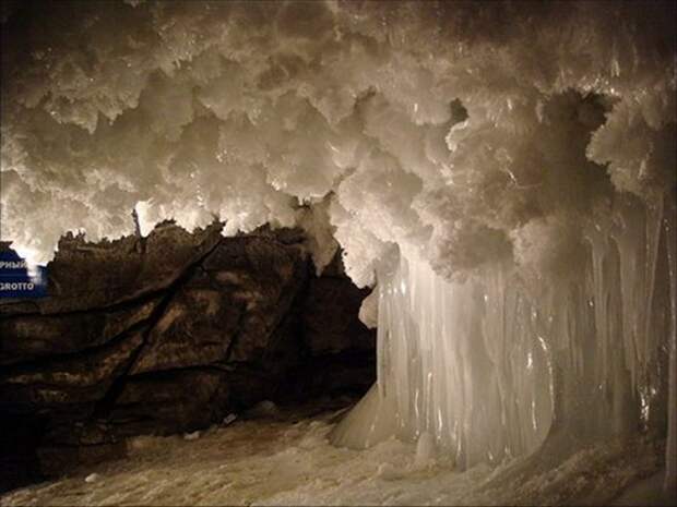 Кунгурская пещера знаменита своими ледяными формами