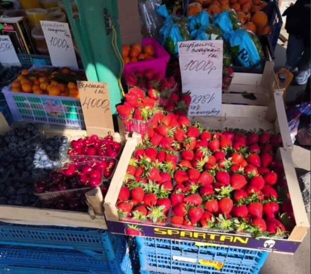 Цены на черешню и клубнику на рынках Донецка