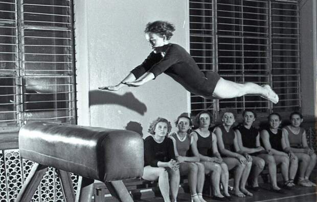 1959 год. Свердловск. Преподаватель ремесленного училища выполняет прыжок на занятиях гимнастической секции Уралвагонзавода