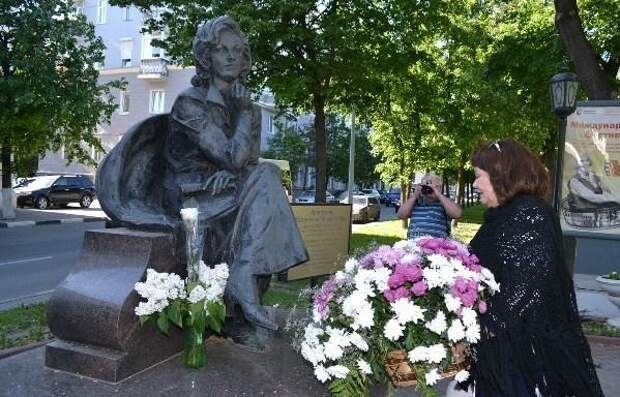 Памятник в м леонтьевой. Могила Валентины Леонтьевой. Леонтьева Валентина Михайловна могила. Тётя Валя Леонтьева памятник. Валентина Леонтьева памятник на могиле.