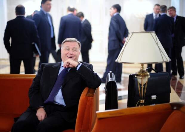 Владимир Якунин перед началом заседания правительства РФ, 2008 год