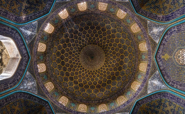 Мечеть шейха Лютфуллы стоит на восточной стороне площади Нагш-я Джахан, Исфахан. Строительство мечети началось в 1603 году и была закончено в 1619 году.