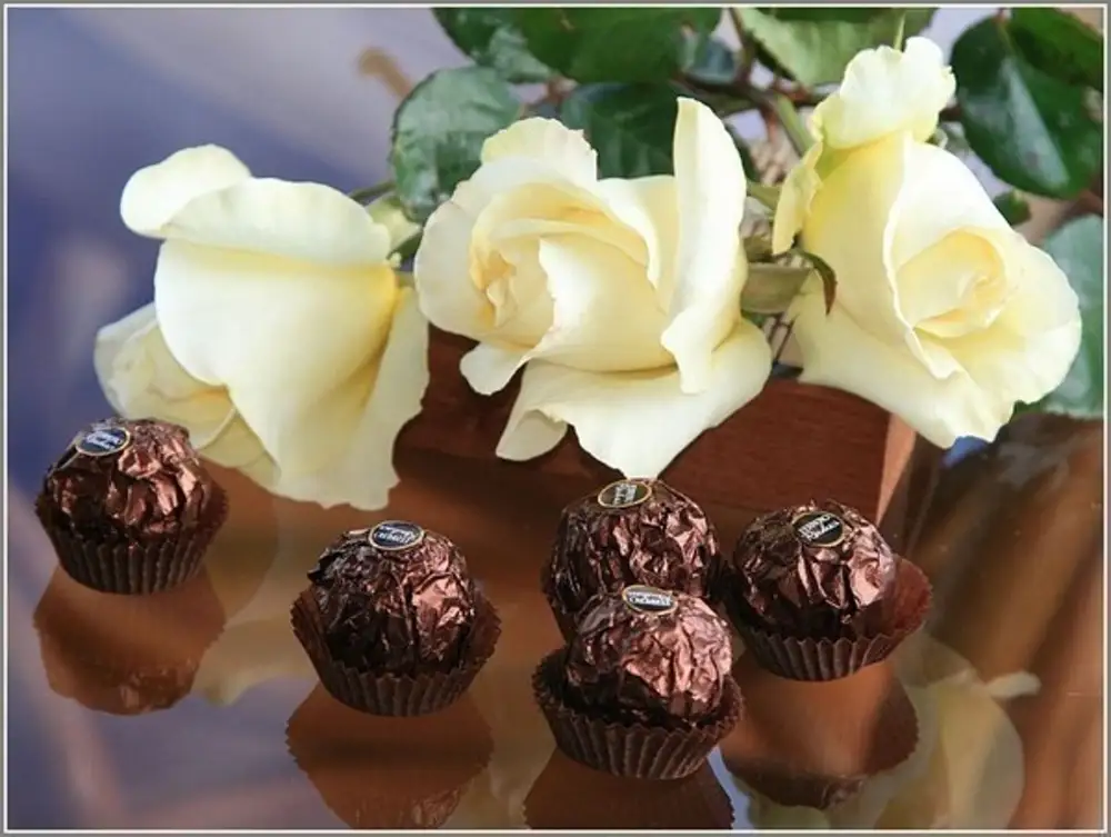 Сладости настроение. Цветы с конфетами. Розы и шоколад. Цветы и шоколад. Шоколадные конфеты и цветы.