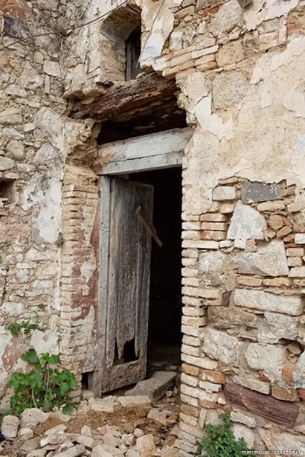Откройте дверь руин. Город Крако Италия. Деревня призрак Крако. Город призрак в Италии. Дверь в пещеру.