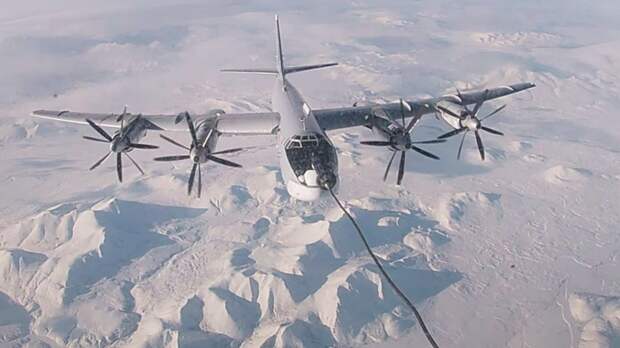 Экипажи ракетоносцев Ту-95МС выполнили полет над водами Берингова моря